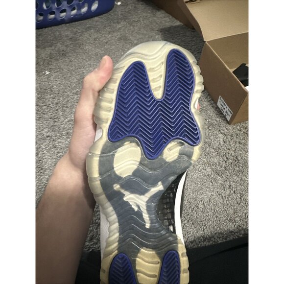 Jordan 11 Space Jam 2016 Size 8 - Picture 3 of 5